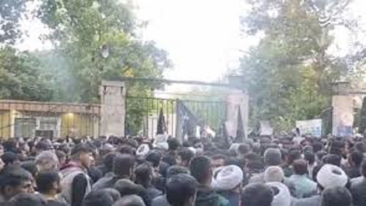 شیطنت خبرنگار آلمانی در مراسم امروز تشییع تهران + فیلم