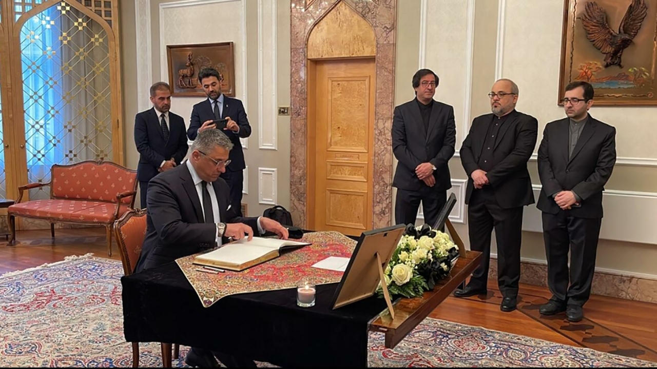 ادای احترام سفرا و دیپلمات‌های خارجی به شهادت رئیس جمهور و همراهان در سفارت ایران در انگلیس