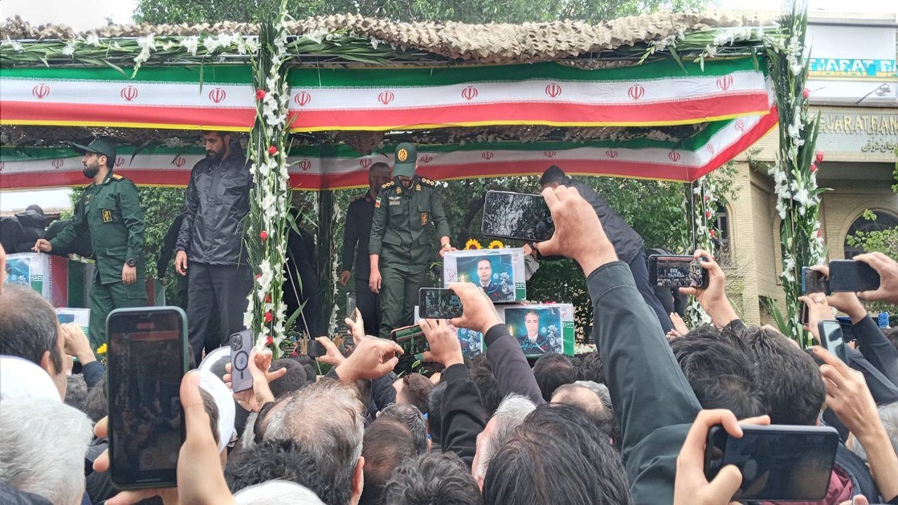 گوشه‌هایی از وداع باشکوه تبریزی‌ها با شهید آیت الله رئیسی و همراهانش + تصاویر