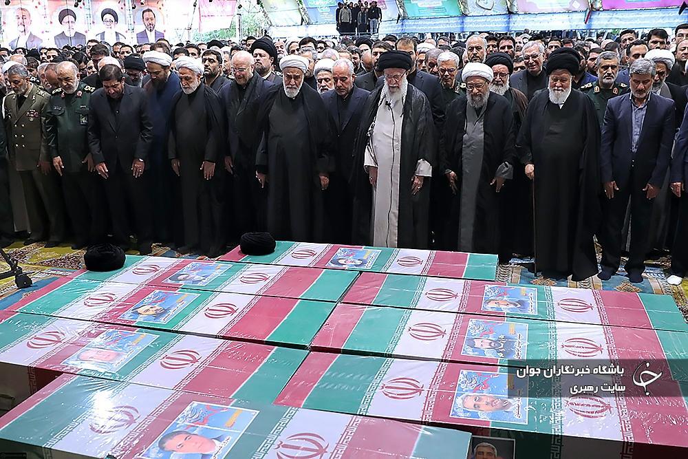 اقامه نماز رهبر انقلاب بر پیکر شهدا
