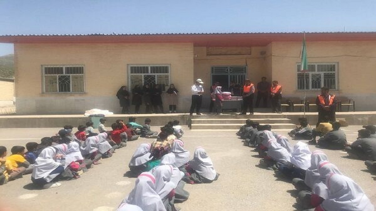 آشنایی دانش آموزان روستایی با شیوه صحیح تردد در بروجن