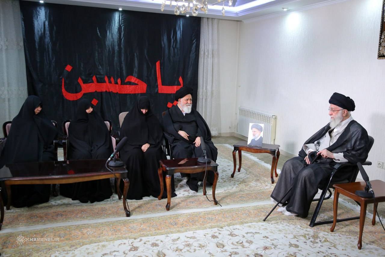 رهبر انقلاب در منزل شهید رئیسی