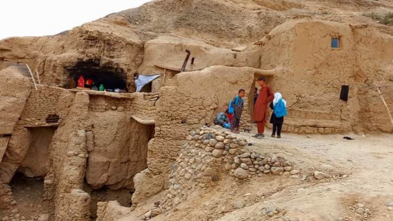 ساخت منازل مسکونی برای مغاره نشینان