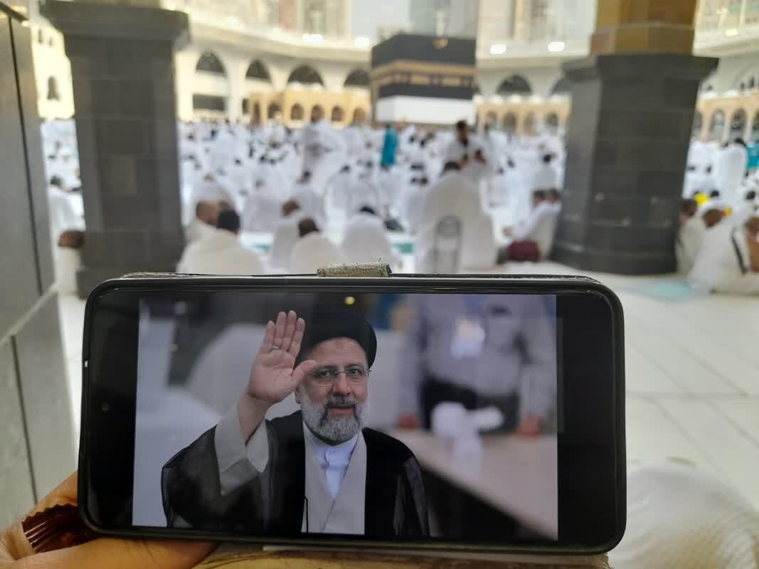 تصویری از رئیس جمهور شهید در کنار خانه خدا