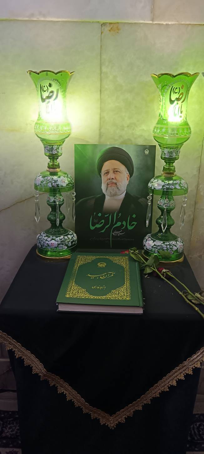 تصویری از رئیس جمهور شهید در حرم امام رضا(ع)