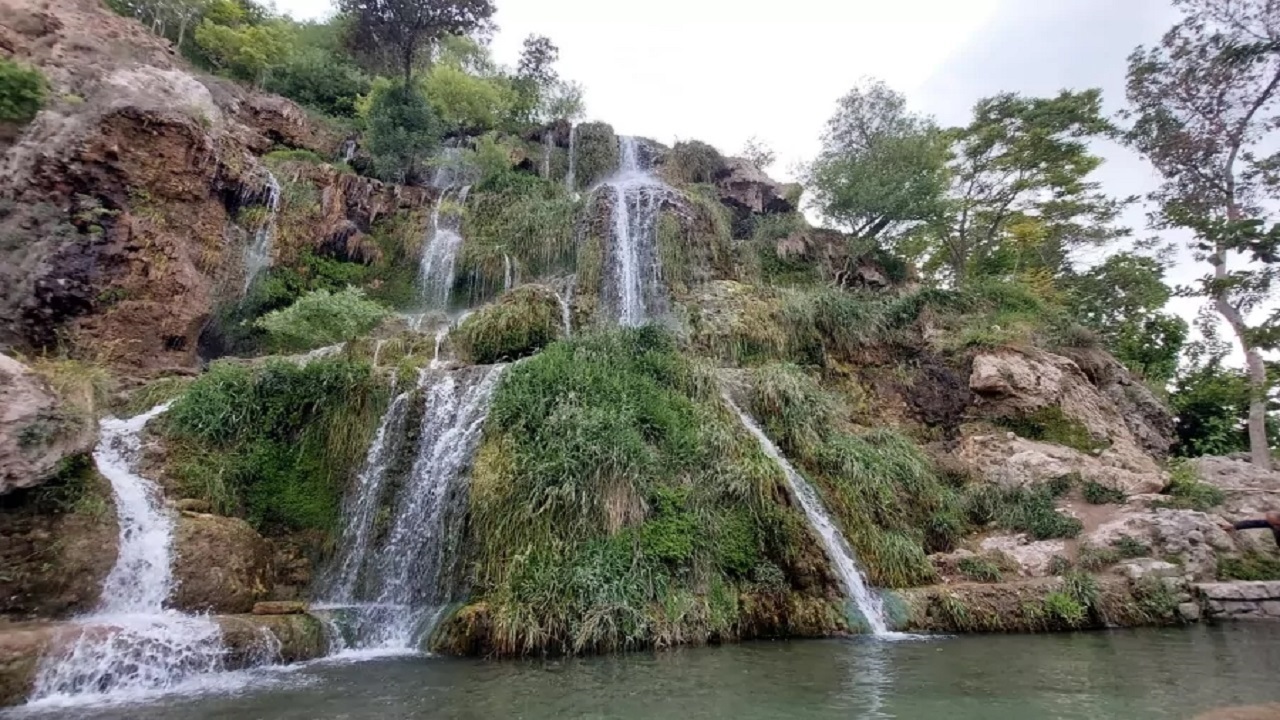 بازدید گردشگران از آبشار نیاسر کاشان + فیلم