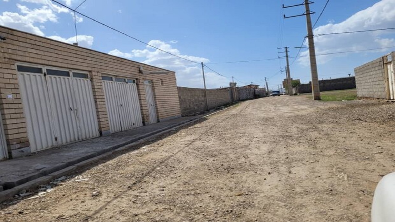 وضعیت نامناسب معابر و اجرای طرح هادی از زبان اهالی روستای درخت سپیدار + فیلم