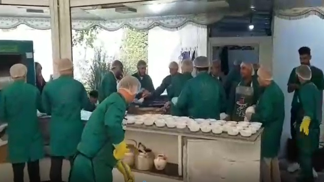 پذیرایی خادمان موکب بخش لاله آباد از زائران در چایخانه حرم رضوی + فیلم