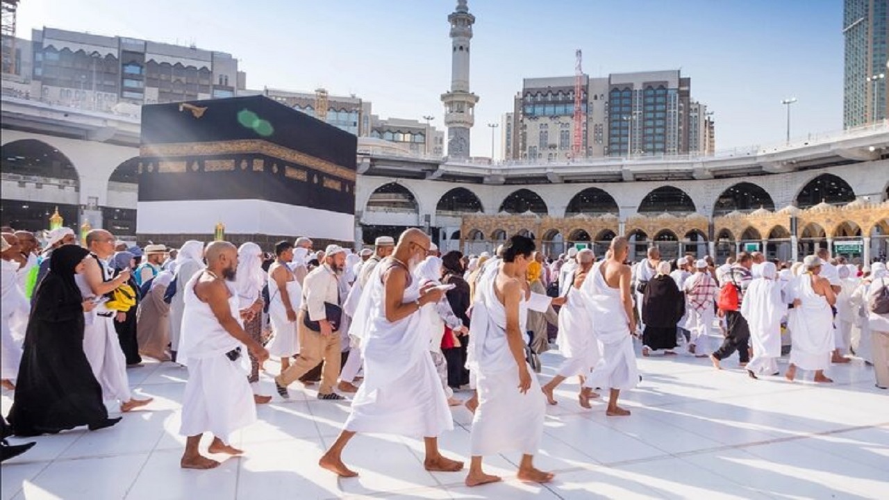 فیلمی از لحظه طواف دختر بچه‌ای به دور خانه خدا
