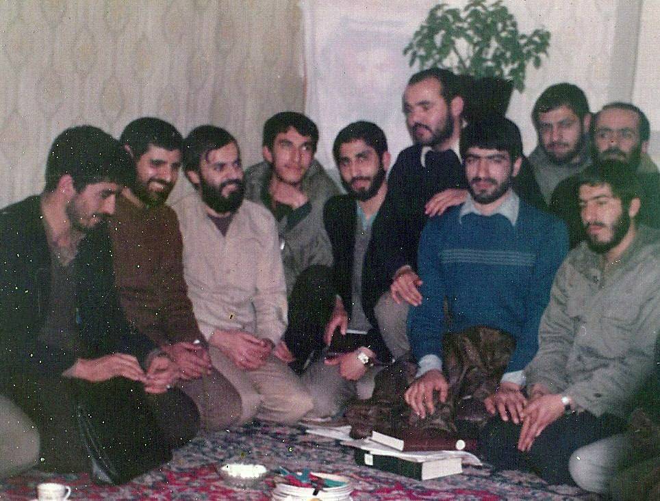 شهید امیر عبداللهیان ب (شهید امیرعبداللهیان (نفر اول از سمت راست) در مسجد جامع شادآباد در منطقه ۱۸- سال ۱۳۷۲)شهیدشان