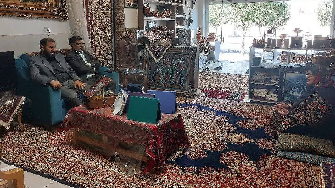 بازدید فرماندار زرند از کارگاه تولیدی صنایع‌دستی هنرمند معلول زرندی