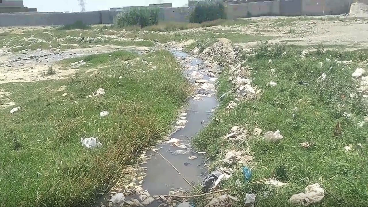 نبود سیستم فاضلاب شهری مناسب در برخی از معابر بلوار حر مشهد + فیلم