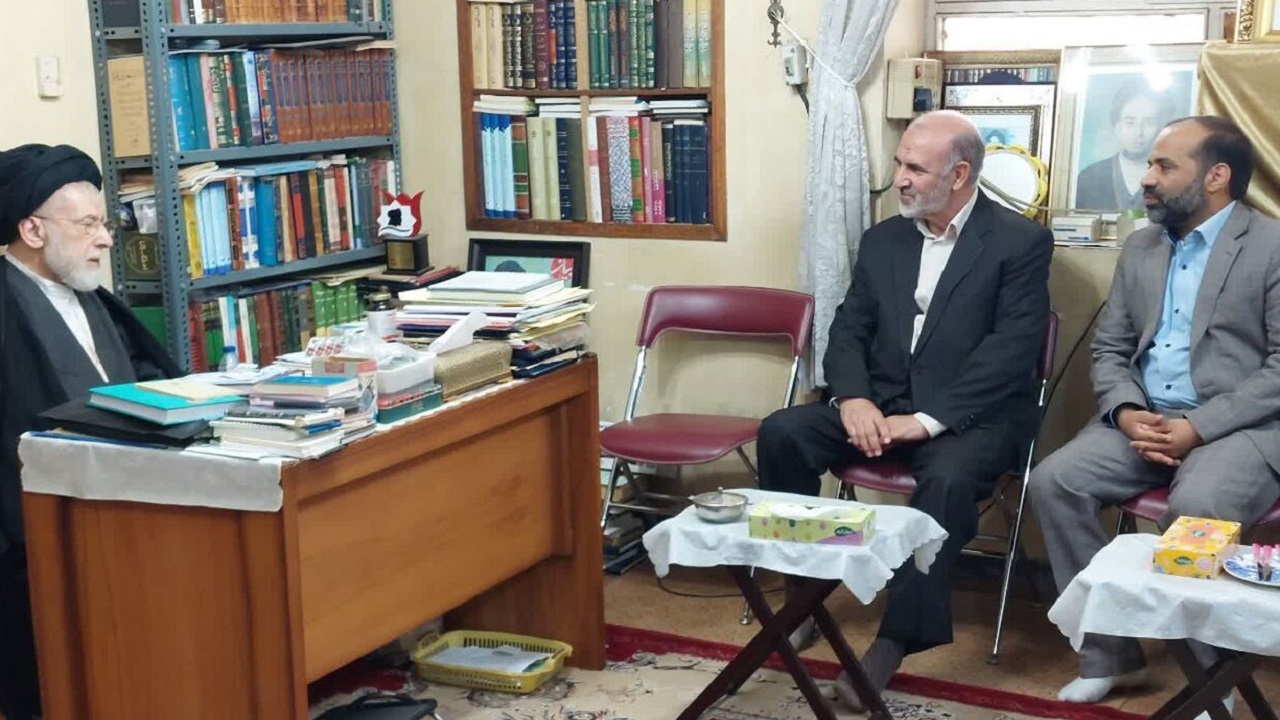 فرمانده مرکز بسیج بنیاد شهید کشور با خانواده شهدا در اهواز دیدار کرد