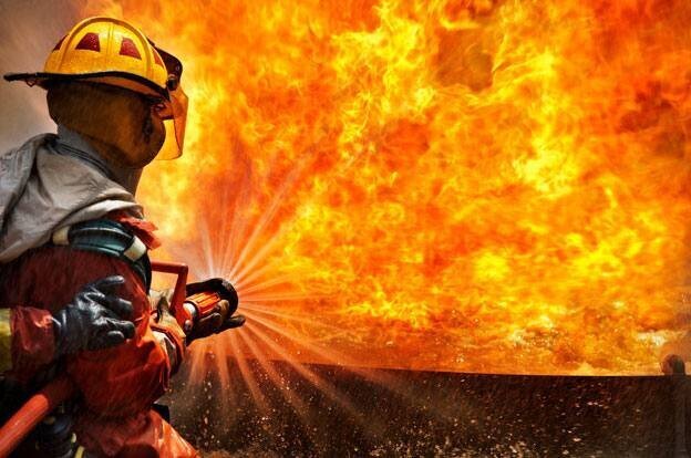 آتش سوزی در انبار لوازم خانگی در کرج