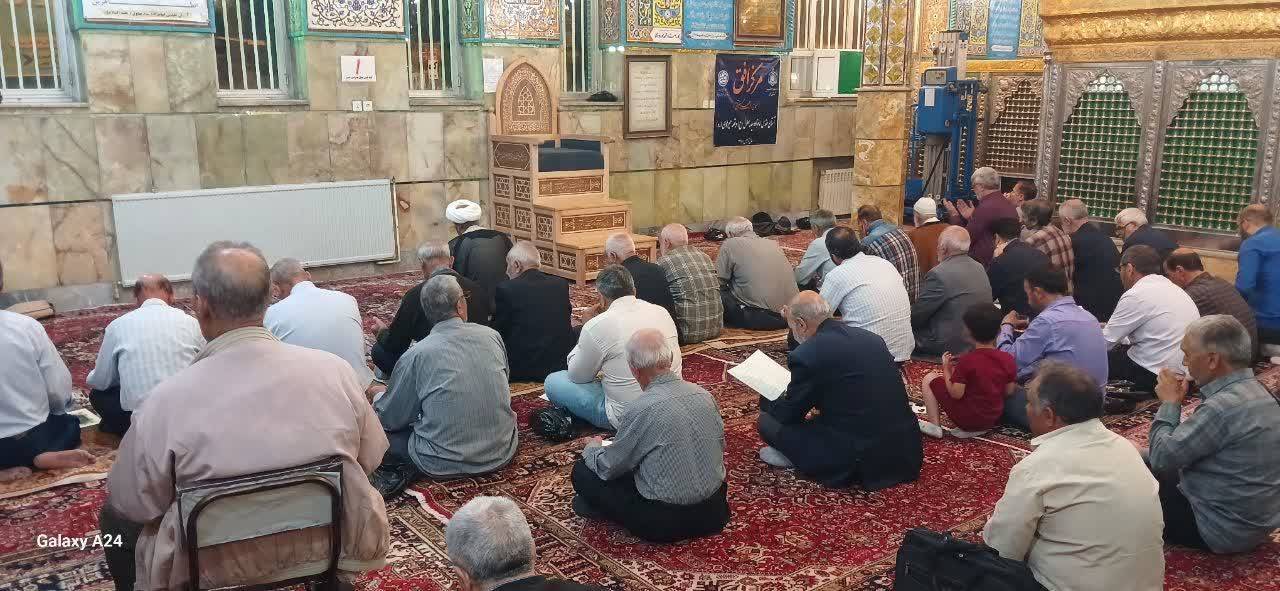 صف نمازگزاران و قران کنندگان دعای توسل