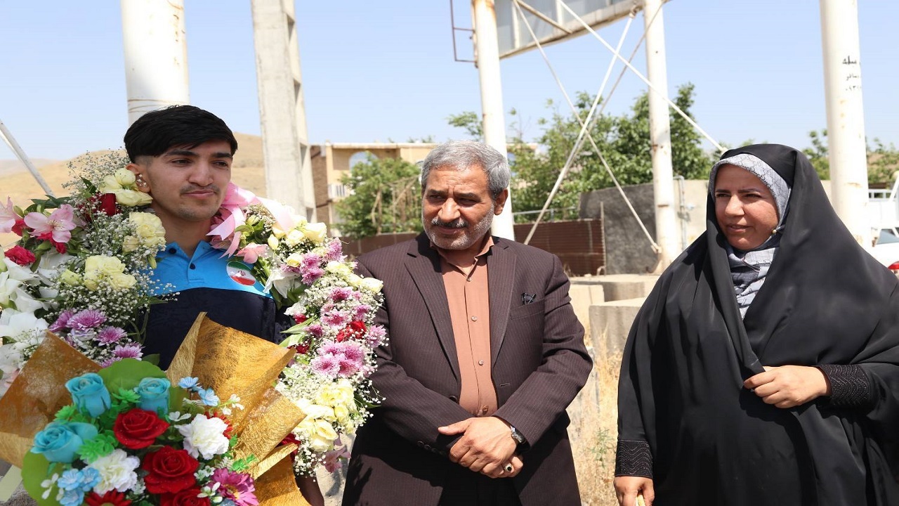 بازگشت قهرمان کردستانی تیم ملی فوتسال ناشنوایان کشورمان به زادگاهش