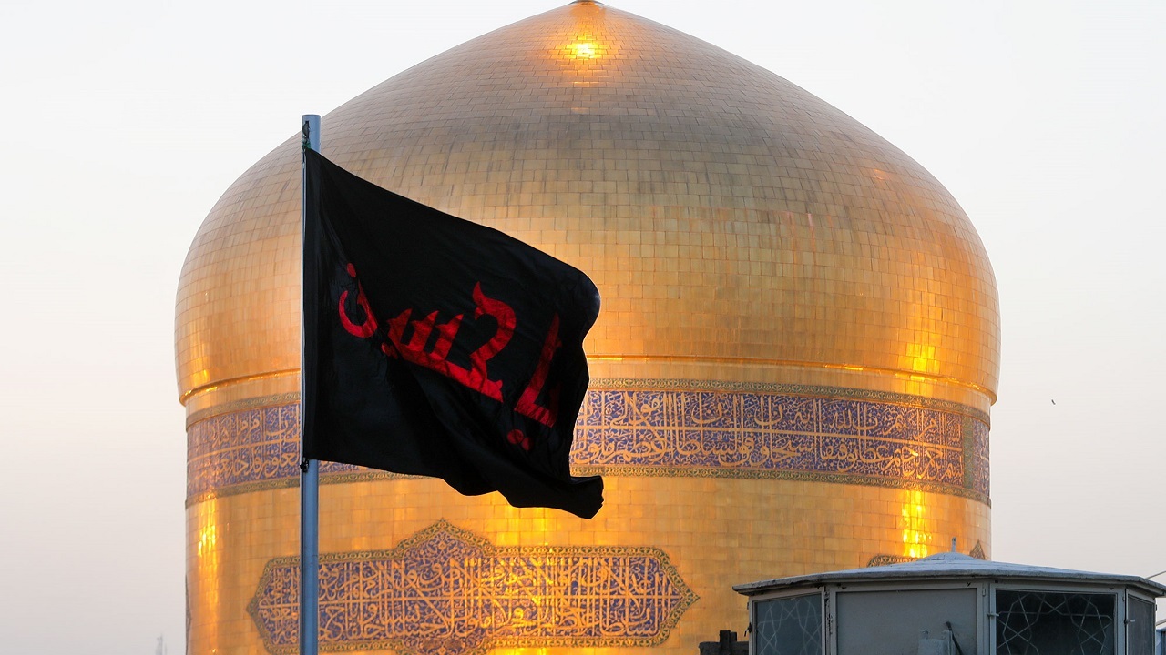 پرچم گنبد امام رضا (ع) به رنگ عزا درآمد