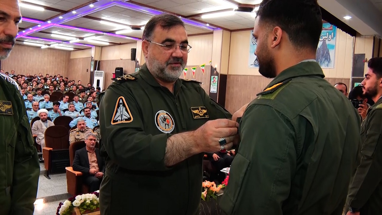 جشن دانش آموختگی خلبانان  پایگاه هوایی نیروی هوایی اصفهان + فیلم