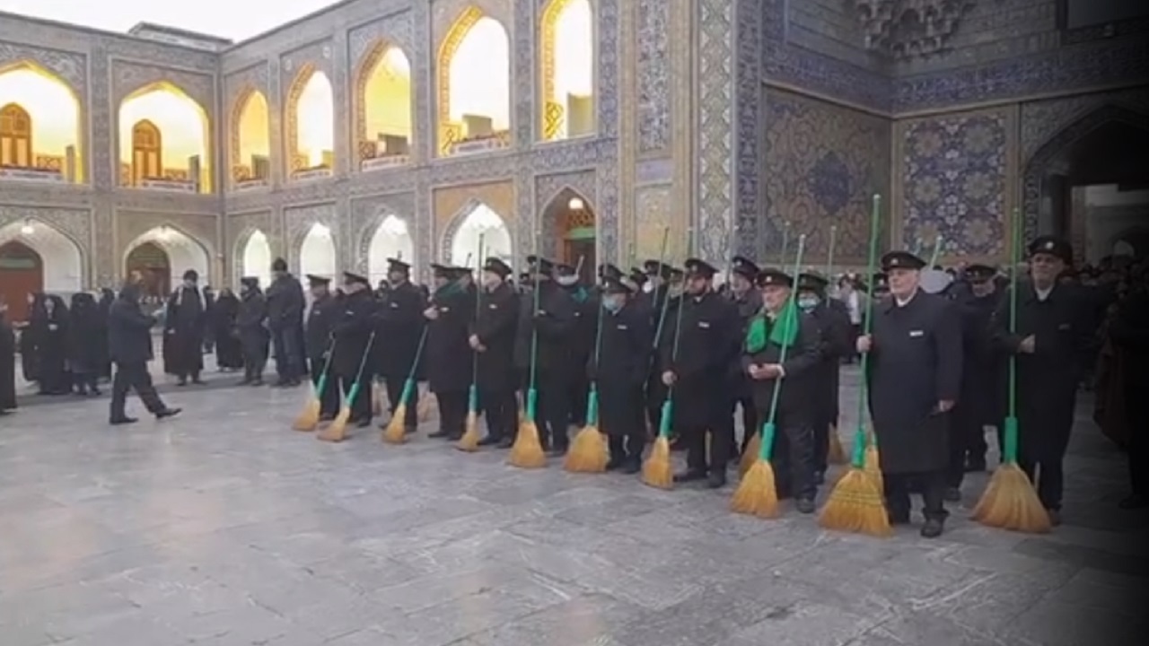 لحظه معنوی آیین جاروکشی در حرم امام رضا (ع) + فیلم