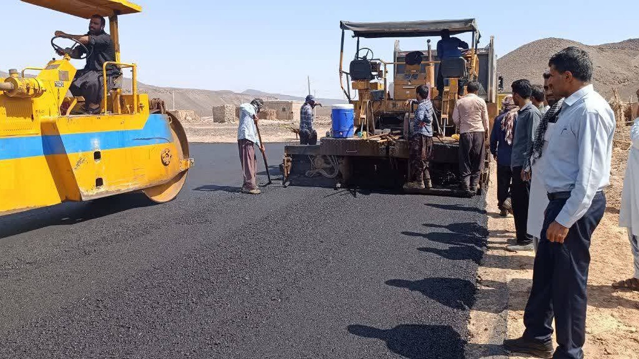 نهضت آسفالت به روستای آبگرم ریگان رسید