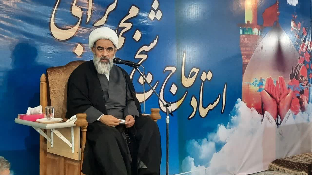 دشمن به دنبال ایجاد فاصله بین مردم و دین است