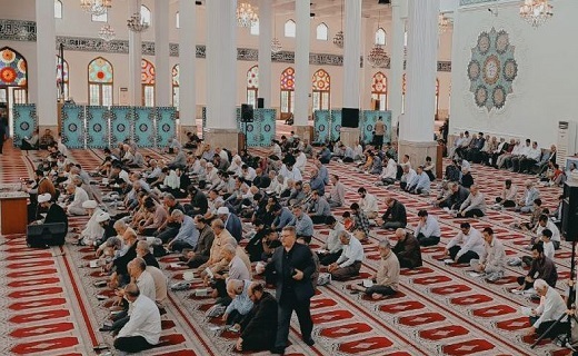 طنین نوای روحبخش دعای عرفه در مصلای رشت + تصاویر