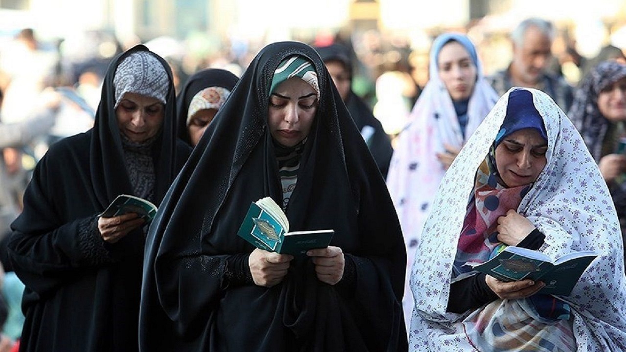 روزی برای نجوا با معبود زمزمه دعای عرفه امام حسین (ع) در استان یزد
