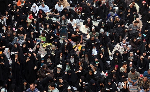 جلوه هایی از شکوه نیایش عرفه در قم جلوه هایی از شکوه نیایش عرفه در قم