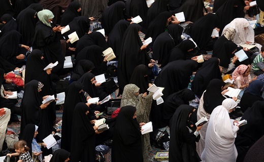 جلوه هایی از شکوه نیایش عرفه در قم جلوه هایی از شکوه نیایش عرفه در قم