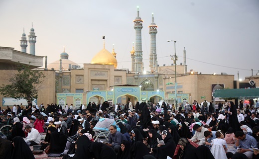 جلوه هایی از شکوه نیایش عرفه در قم جلوه هایی از شکوه نیایش عرفه در قم