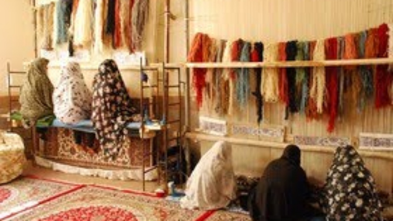 تولید فرش های دستباف جهان دراین کارگاه قالیبافی