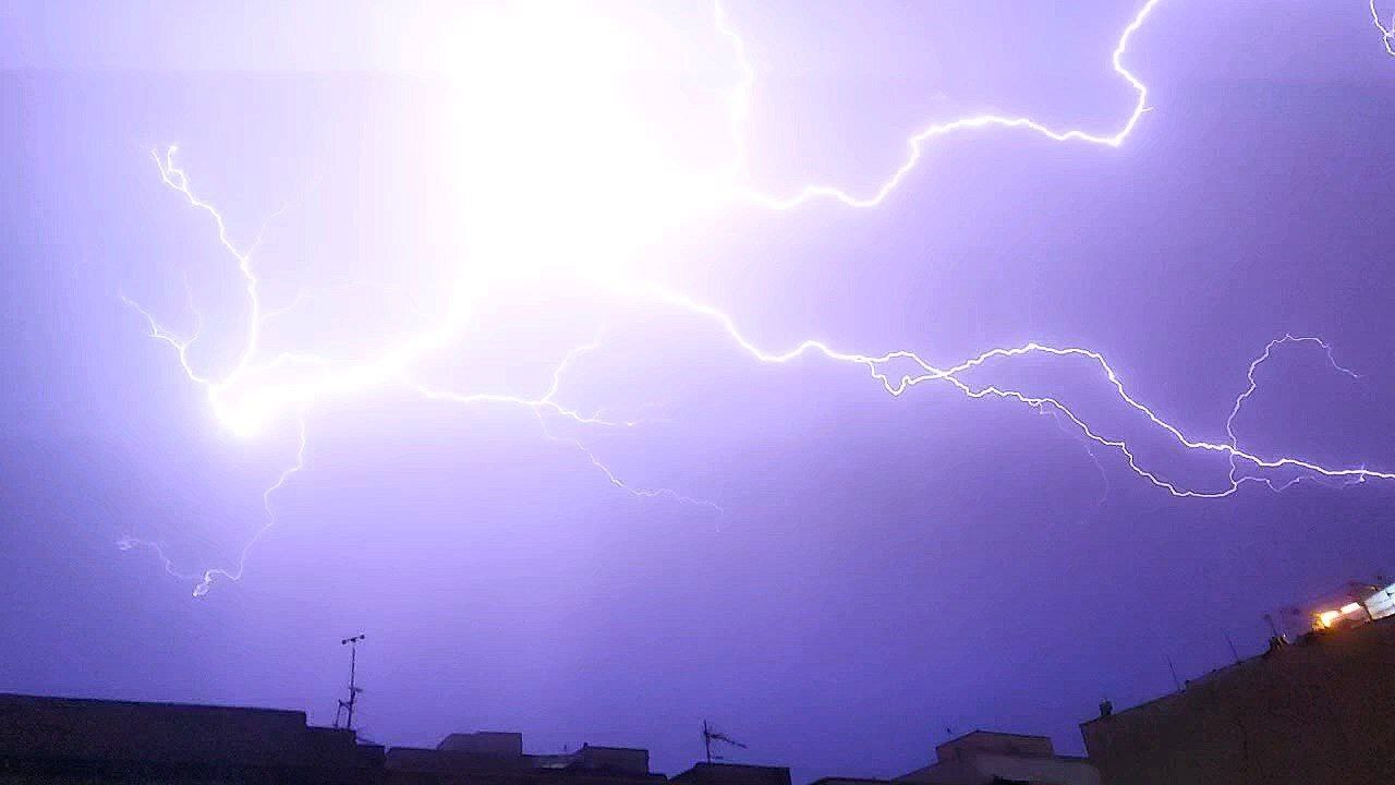 رعد و برق در آسمان تهران