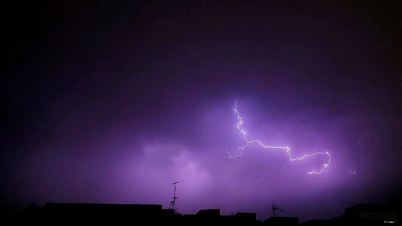 رعد و برق در آسمان