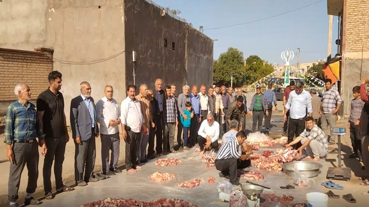 سنت حسنه قربانی کردن و توزیع گوشت نذری بین نیازمندان در دیزج دیز + فیلم