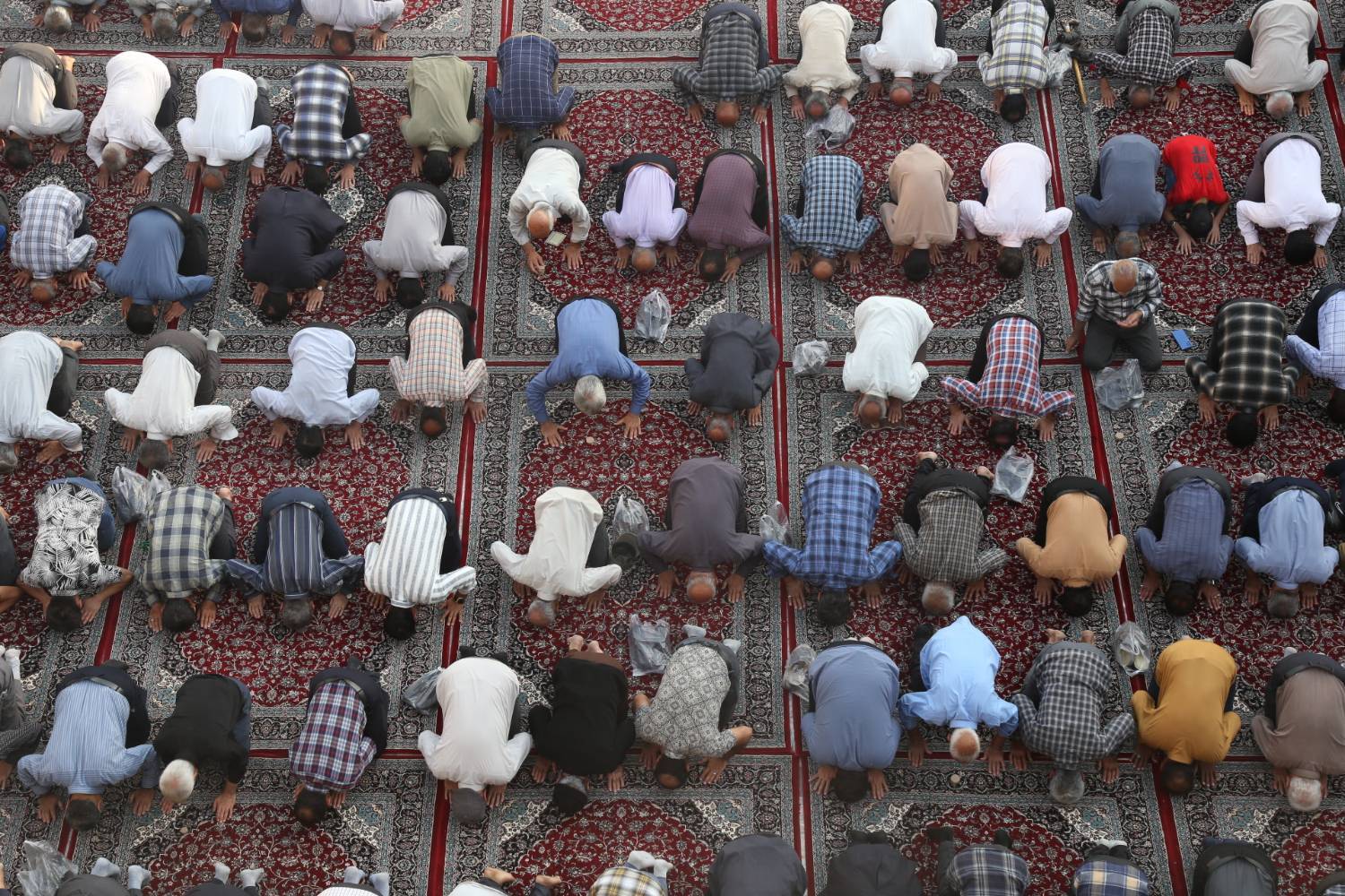 صف آرایی نمازگزاران در امامزاده حضرت محمد هلال بن علی (ع) در آران و بیدگل