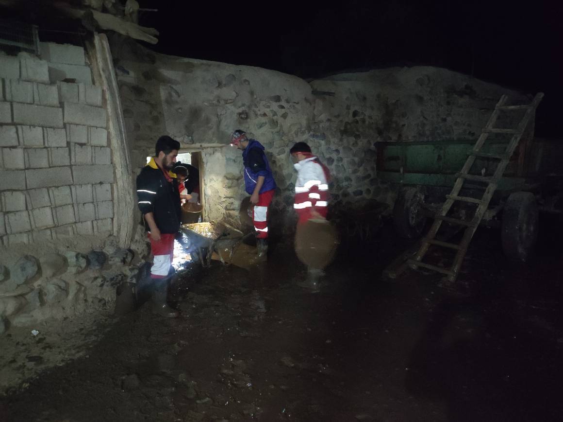 امدادرسانی به حادثه دیدگان سیل و آبگرفتگى خلخال و مشگین شهر و کوثر