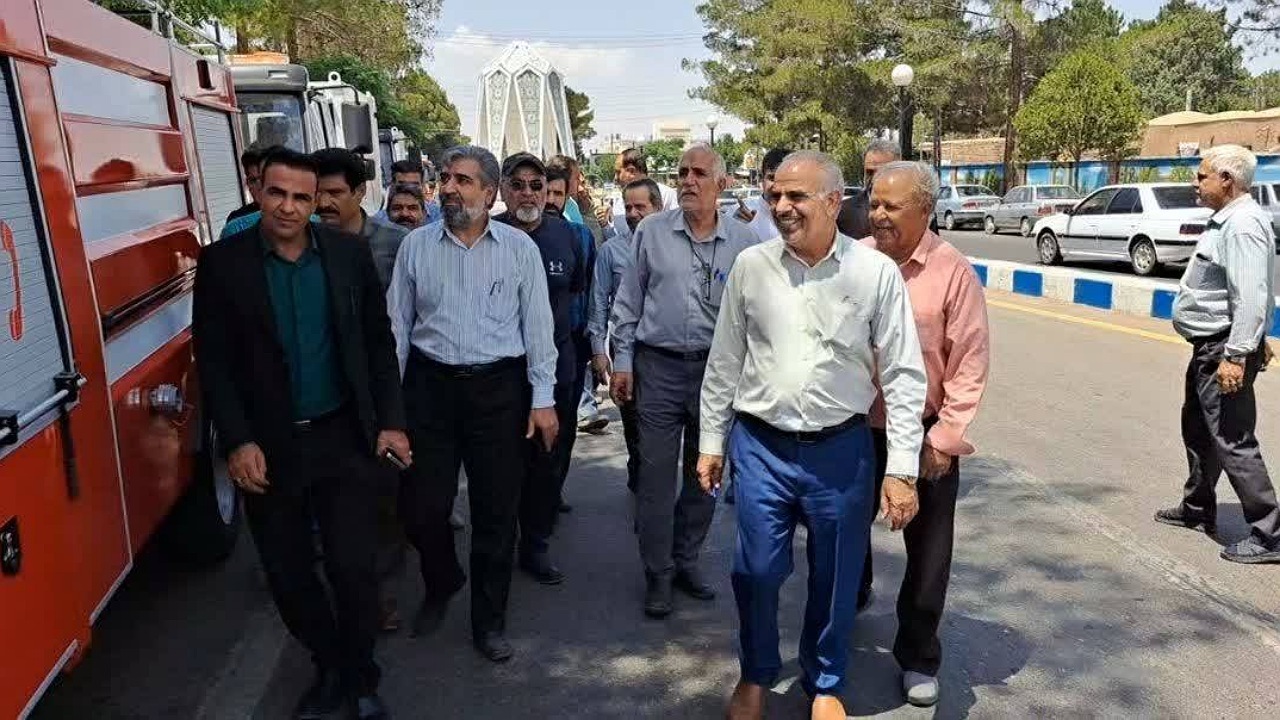 خرید ۶ دستگاه ماشین آلات سنگین در حوزه خدمات شهری زرند