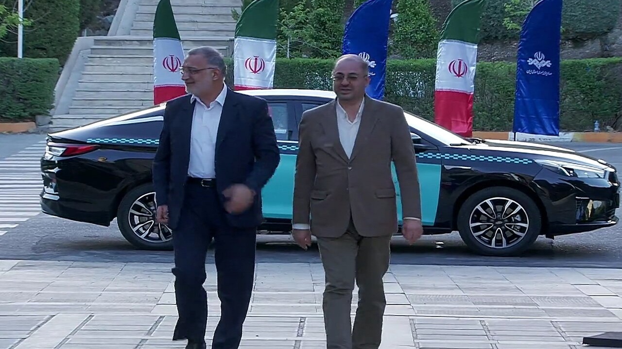 زاکانی با تاکسی برقی جدید به صداوسیما رفت