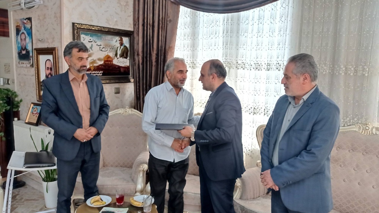 دیدار مدیر کل کمیته امداد استان تهران با خانواده شهید «محمد آژند»