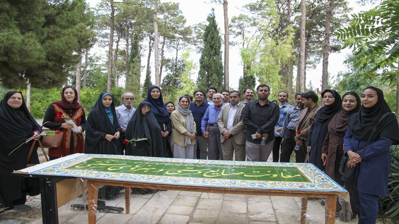 اهدا کارت شناسایی هنرمندان صنایع‌دستی جنوب شرق کشور