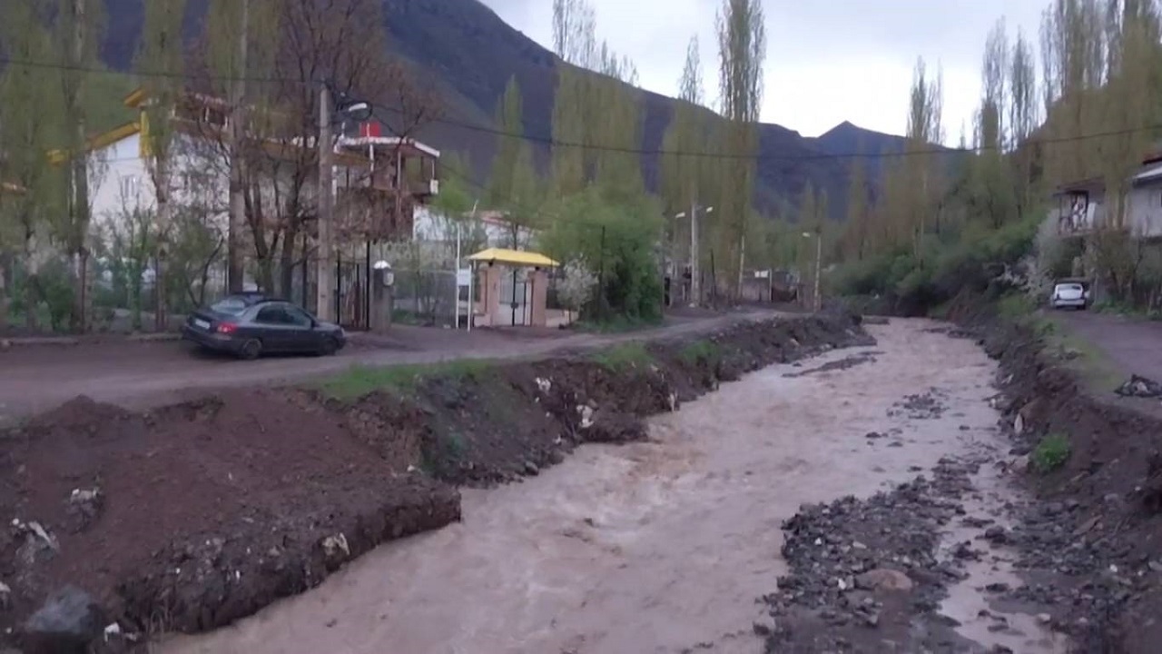 خروش رودخانه روستای ناریان با بارش‌های بهاری + فیلم