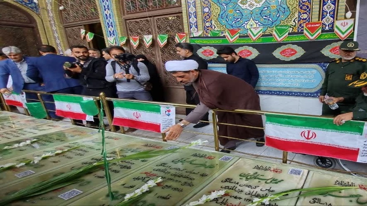 مزار شهدای سوم خرداد قم گلباران شد