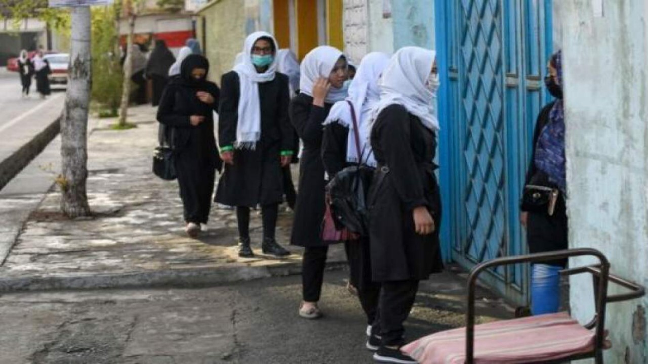 طالبان مکاتب دخترانه را بازگشایی کند