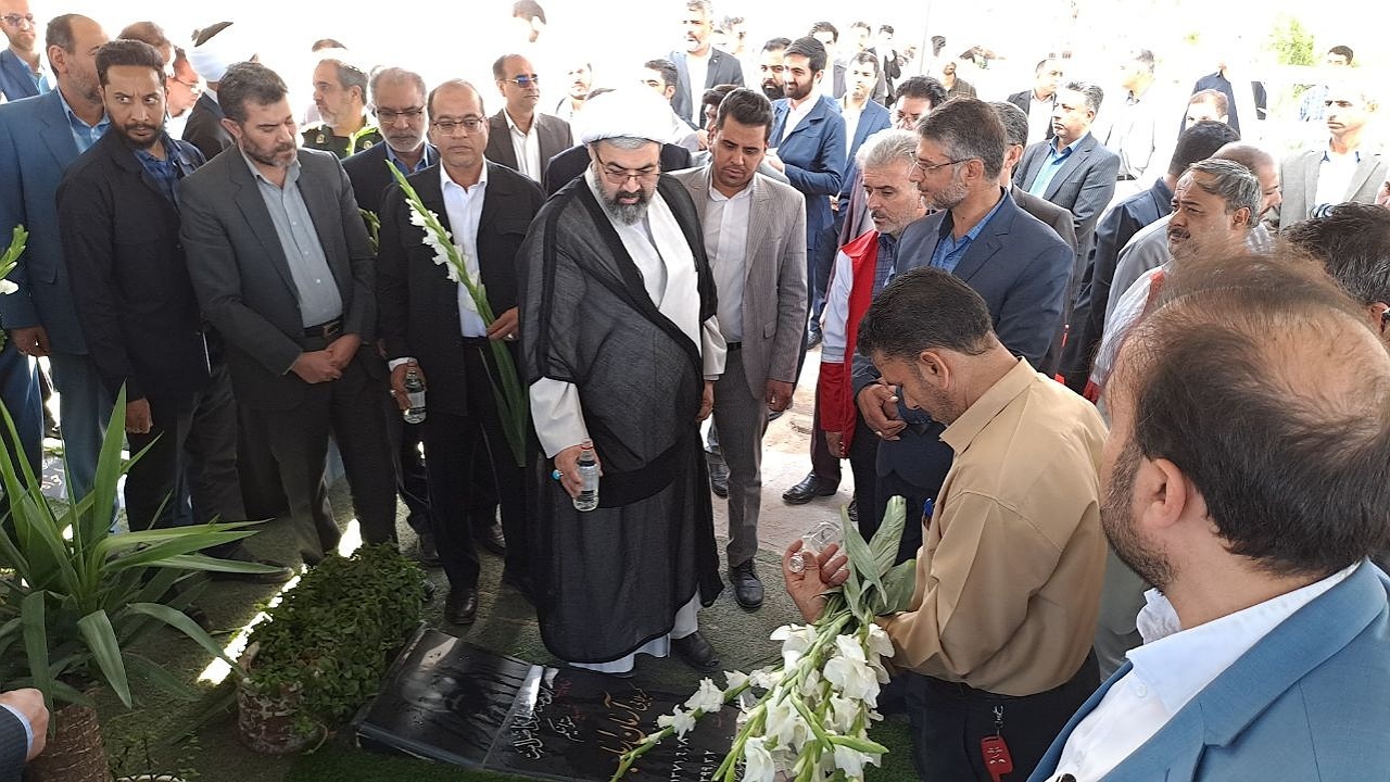 عطر افشانی و غبارروبی گلزار شهدای شهرستان زاهدان