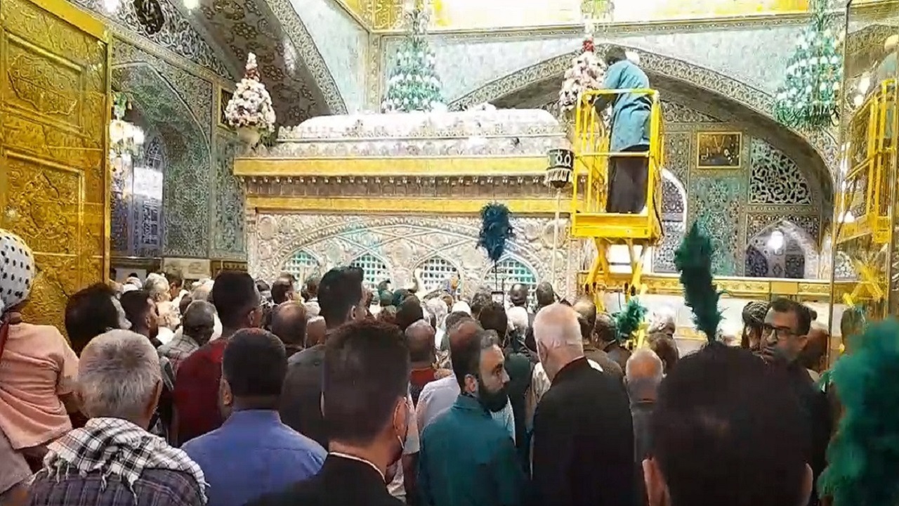 فیلمی از مراسم جاروکشی و تعویض گلدان‌های ضریح امام رضا (ع)