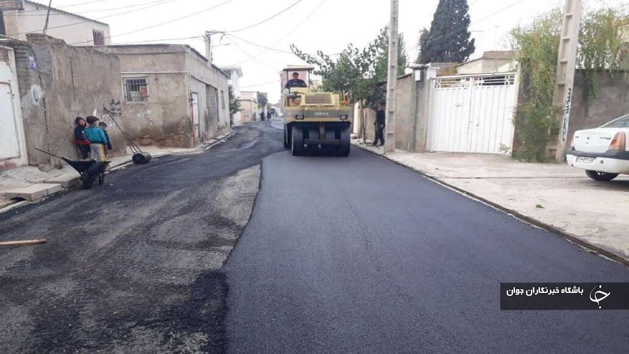 اجرای طرح نهضت آسفالت معابر شهری میاندوآب بدون وقفه ادامه دارد