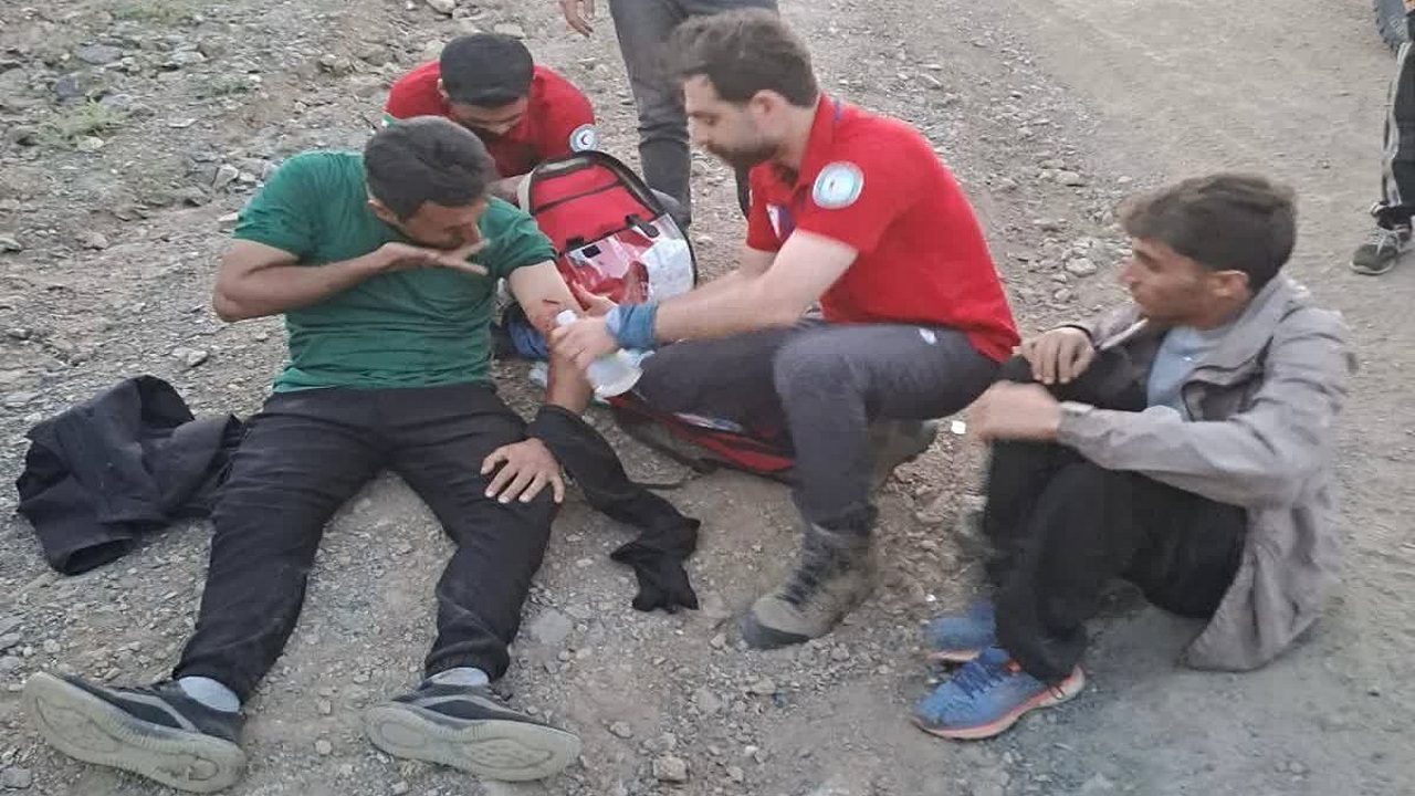 ۱۱ گردشگر بوکانی در واژگونی نیسان زخمی شدند