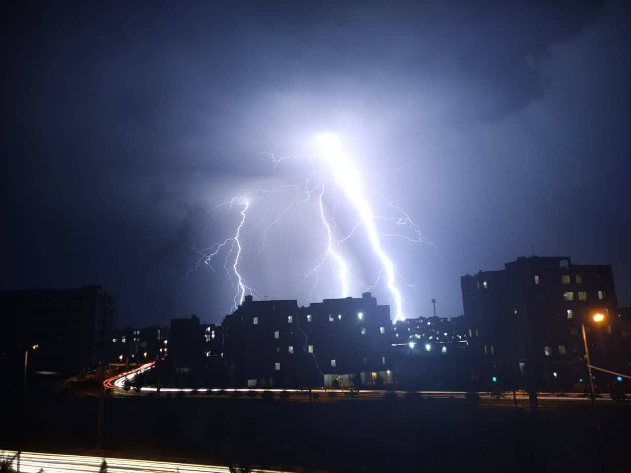 وقوع رعد و برق در قم