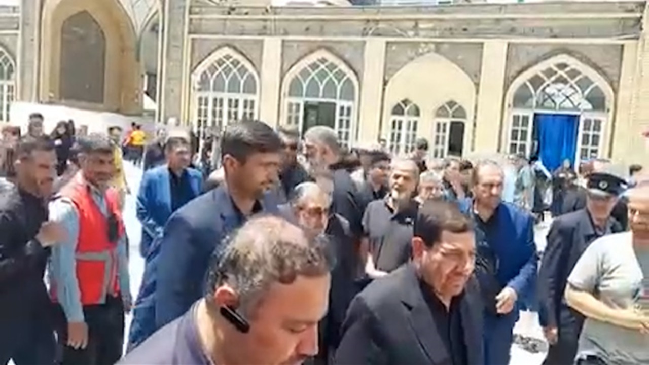 حضور مخبر در مراسم تدفین شهید موسوی در حرم عبدالعظیم + فیلم