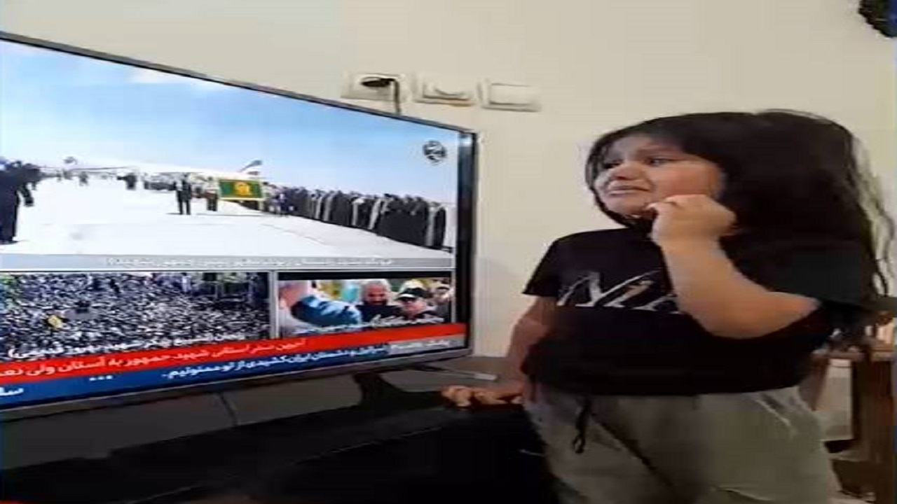 اشک‌های دختر بچه ۵ ساله اهوازی با دیدن تصاویر پیکر شهید آیت الله رئیسی و همراهانش + فیلم